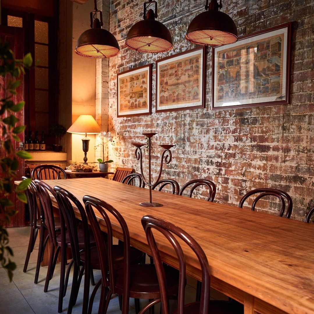 El Ritmo crowd and bar